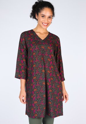 Schwarzes Tunika-Kleid mit lebhaftem Blumenmuster in Pink, Rot und Grün; hat einen V-Ausschnitt und Dreiviertelärmel sowie eine lockere Passform.