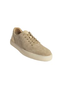 Bottines en suède beige avec un bout arrondi, un laçage à l'avant, une semelle en caoutchouc texturée et un design bas. Présente un accent lisse au niveau du talon.