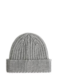 Grijze gebreide beanie met ribbelstructuur, voorzien van een omgeslagen rand en een verticale breipatronen, gemaakt van een zachte wolmix.
