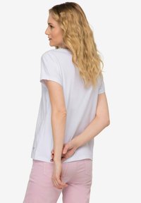 LAURASØN KLEINER KNOTEN V-AUSSCHNITT HALBARM - T-shirt basic - white