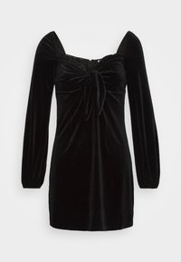 Robe en velours noir avec des manches longues, un décolleté carré et un détail noué à l'avant. Texture douce avec une silhouette ajustée.
