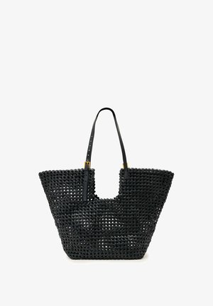 Sac fourre-tout noir tissé avec un tissage large et ouvert, fond structuré, et deux bretelles d'épaule noires réglables avec boucles dorées.
