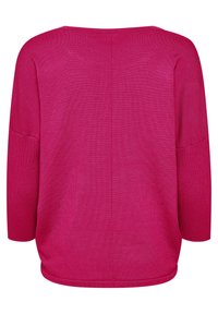 Fuchsia stickad tröja med avslappnad passform, båthals och trekvartsärmar, med en mjuk textur och subtila ribbade detaljer.
