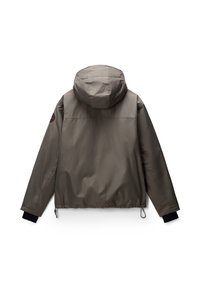Grijze hoodie van stof, met een drawstring zoom, zwarte elastische manchetten en een logo patch op de linker mouw. Soepele textuur.