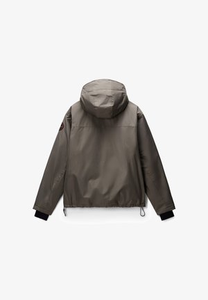 KapuzJacke aus grauem Stoff mit einem Kordelzugsaum, schwarzen elastischen Bündchen und einem Logopatch am linken Ärmel. Glatte Textur.