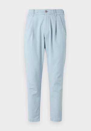 Ljust blå byxor tillverkade av textil med struktur, med knäppning, elastisk midja och två sidofickor. Smalnande bendesign.