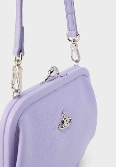 Τσάντα χειρός από λιλά δέρμα με δομημένο σχήμα, ασημί μεταλλικά μέρη και κούμπωμα κλεισίματος. Διαθέτει κοντό λουράκι και ανάγλυφο λογότυπο.