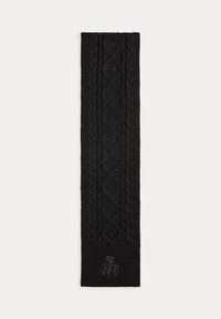 Svart strikket skjerf med flettestrikkdesign og ribbede kanter. Inkluderer en liten brodert logo-detalj nær bunnen.