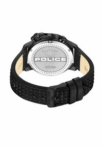 Czarny zegarek z teksturowanym skórzanym paskiem, wyposażony w stalową obudowę i wzorzystą srebrną tarczę z logo "POLICE".