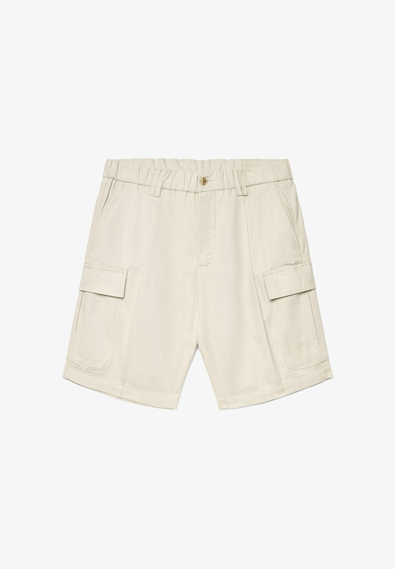 Shorts cargo beige à taille élastique avec fermeture à bouton, passants de ceinture, poches latérales et poches à rabat sur chaque jambe.