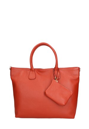 Rode leren tote bag met twee handgrepen, een platte basis en een kleine met rits afgesloten pouch eraan bevestigd. Getextureerd oppervlak met subtiele nerf details.