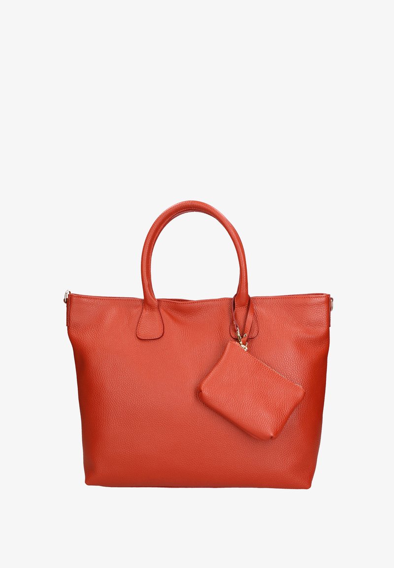 Borsa tote in pelle rossa con due manici, base piatta e una piccola pochette con zip attaccata. Superficie testurizzata con dettagli di grana sottili.
