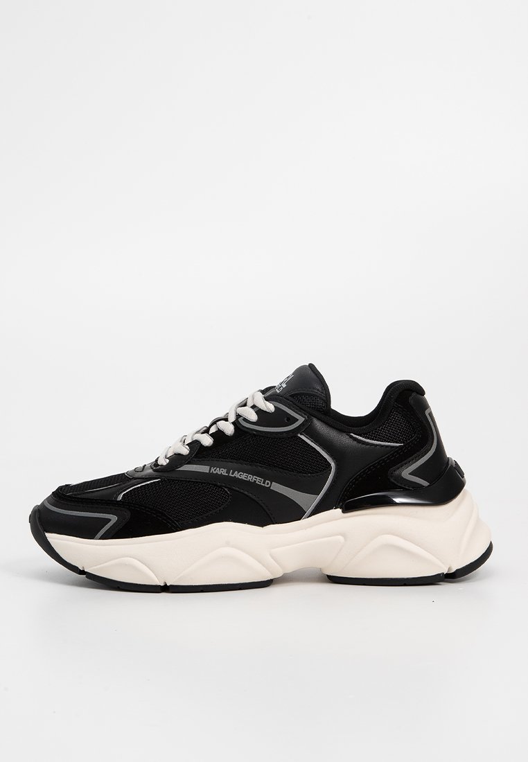Sneaker noir et blanc Karl Lagerfeld avec une épaisse semelle blanche, un dessus en mesh et cuir, et des lacets blancs sur fond blanc.