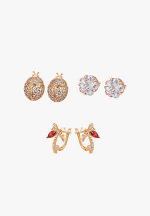 Tre par guldbelagte øreringe: mariehøneformede med krystaller, klare blomsterformede knopper og buede hoops med røde og klare sten.