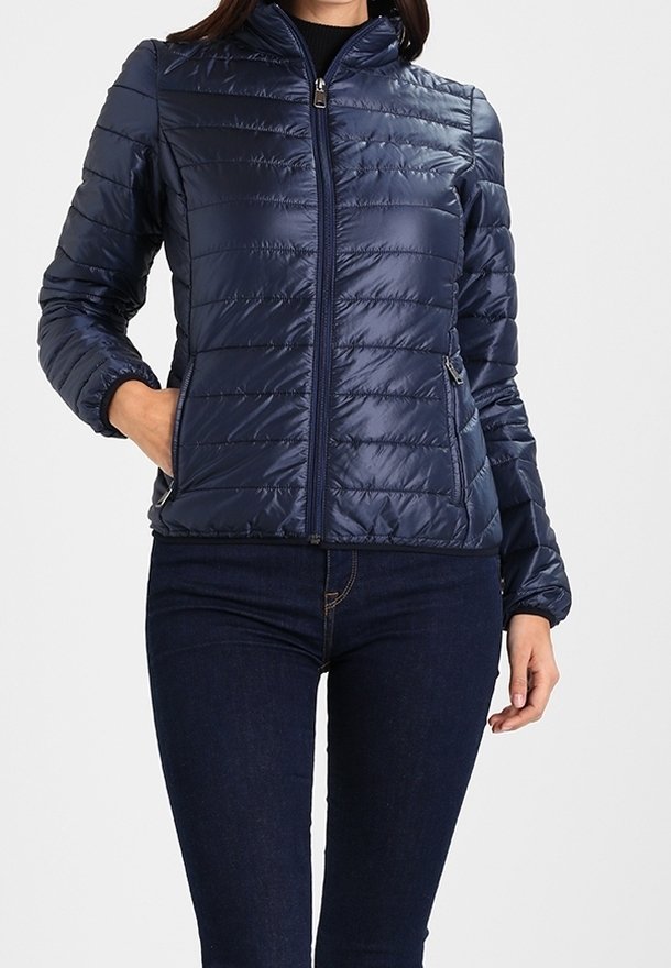 Mörkblå puffjacka med horisontella kviltade sektioner, hög krage, dragkedjestängning och sidofickor. Slät, glänsande ytfinish.