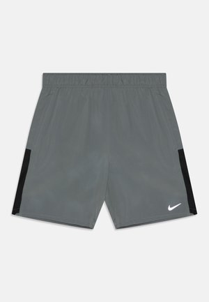 Harmaat urheilusortsit, joissa on elastinen vyötärö. Sivupaneeleissa on musta väri ja vasemmassa alakulmassa valkoinen Nike-logo. Kevytkangas.