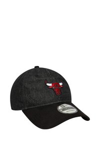 Schwarze und graue Denim-Baseballmütze mit gebogenem Schirm und besticktem rotem Bullenlogo auf der Vorderseite. Verstellbare Passform für zusätzlichen Komfort.