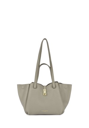 Sac fourre-tout en cuir gris avec deux bretelles, forme structurée, fermeture à bascule dorée et un discret logo en bas.