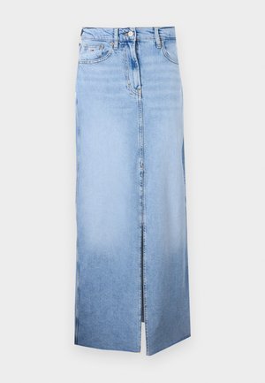 Jupe en denim bleu clair avec une coupe droite, dotée d'une fente frontale, d'un design classique à cinq poches et d'une fermeture à bouton en métal à la taille.