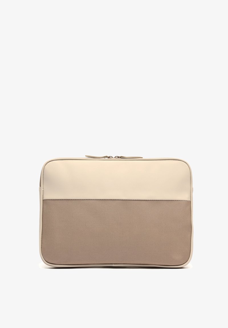 Beige laptopærcase med en glat øverste sektion og en tekstureret brun nederste sektion, med en lynlåslukning øverst for sikker adgang.