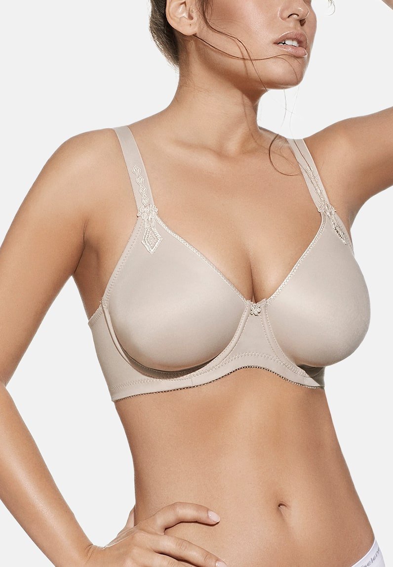 S sujetador beige con tela suave, soporte con aros, detalles de encaje decorativo y tirantes ajustables, con un diseño clásico de copa de tres secciones.