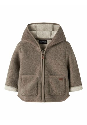 Veste à capuche marron clair pour tout-petit avec fermeture éclair devant, deux poches avant et doublure douce en polaire visible aux poignets et à l'intérieur de la capuche.