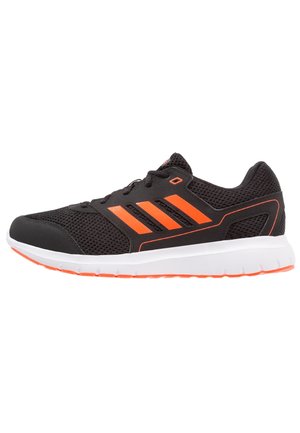 Baskets de sport noires et orange avec dessus en mesh, trois bandes orange sur le côté, semelle blanche et accents orange sur la semelle, vues de l'extérieur.