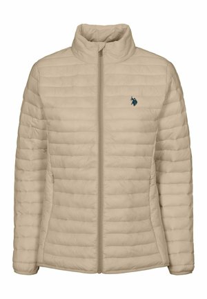 Béžová prešívaná bunda s vysokým golierom, horizontálnym prešívaním, úplným predným zipsom a malým tmavomodrým logom na ľavej hrudi.