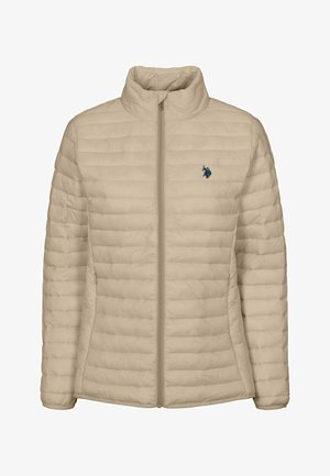 Béžová prešívaná bunda s vysokým golierom, horizontálnym prešívaním, úplným predným zipsom a malým tmavomodrým logom na ľavej hrudi.