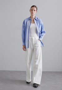FRAME BAGGY PALAZZO - Džinsi ar platām starām - white
