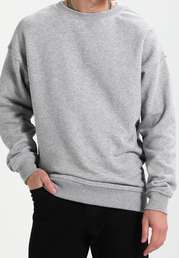 Sudadera gris con cuello redondo, mangas largas y puños acanalados. Hecha de tela suave, con un ajuste relajado y un diseño minimalista.