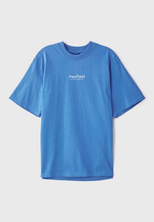 Giliai mėlyna medvilninė marškinėliai trumpomis rankovėmis ir apvalia iškirpte. Priekyje yra baltas "Penfield" logotipas. Glotnus, kvėpuojantis paviršius.