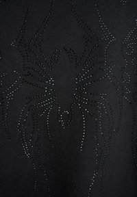 Czarny sweter z wzorem pajęczyny wykonanym z błyszczących kryształków. Gładka faktura z precyzyjnymi detalami na tkaninie.