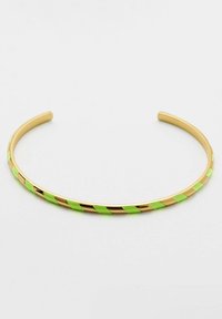 Bracciale a fascetta in metallo dorato con accenti geometrici verdi e neri, caratterizzato da una superficie liscia e bordi arrotondati. Vestibilità regolabile.