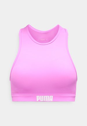 Ροζ αθλητικό σουτιέν Puma με ψηλό λαιμό και φαρδιές τιράντες, με λευκό λογότυπο Puma σε ελαστική ζώνη στο κάτω μέρος.