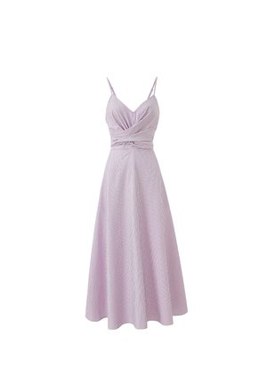 Gestreiftes, helllila Kleid mit Spaghetti-Trägern, einem gewickelten Oberteil und einem fließenden A-Linie-Rock. Hergestellt aus einem weichen, strukturierten Stoff.