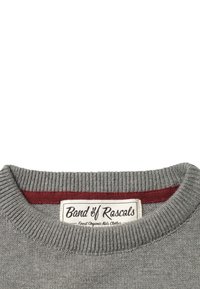Grå strikket sweater med ribbet halsudskæring, med en bordeaux indvendig foring og et hvidt mærke, der står "Band of Rascals" med produktdetaljer.