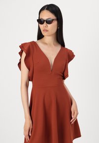 WAL G. PLUNGE NECKLICE WITH FLUTTER SLEEVES DRESS - Dienas kleita - burnt orange