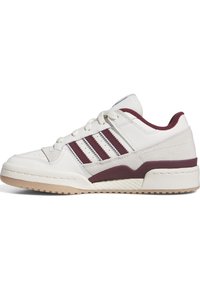 Witte sneaker met bordeaux accenten, drie-strepen ontwerp aan de zijkant, bovenwerk van gestructureerd leer, rubberen zool en gevoerde kraag voor ondersteuning.