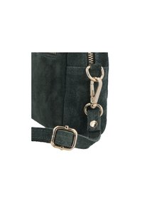 Tmavě zelená semišová taška s zipovým uzávěrem, kovovými detaily a odnímatelným popruhem se obdélníkovou sponou a klipovým upevněním.