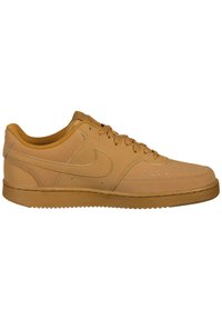 Sneaker in pelle tan con design low-top, punta tonda, dettagli perforati nella zona della punta e suola in gomma testurizzata.
