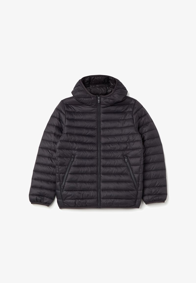 Doudoune noire avec fermeture éclair sur le devant, capuche et deux poches latérales. Présente un design matelassé et des poignets élastiques pour un ajustement confortable.