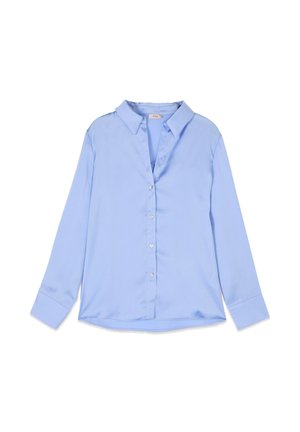 Lichtblauwe satijnen blouse met lange mouwen, knoopsluiting aan de voorkant en klassieke kraag, plat gelegd tegen een witte achtergrond.