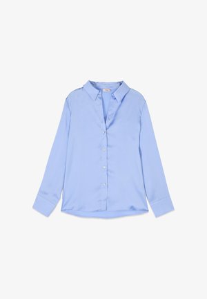 Lyseblå langærmet satinbluse med knaplukning foran og klassisk krave, lagt fladt mod en hvid baggrund.