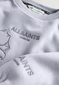 Felpa grigia chiara in morbido tessuto con ricamo "ALLSAINTS" e un design di rosa, dotata di collo e polsini a coste.