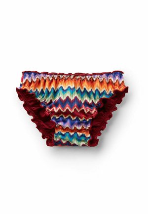 Mehrfarbige Bikinihose mit Zickzackmuster und Rüschenkanten in Dunkelrot auf weißem Hintergrund.
