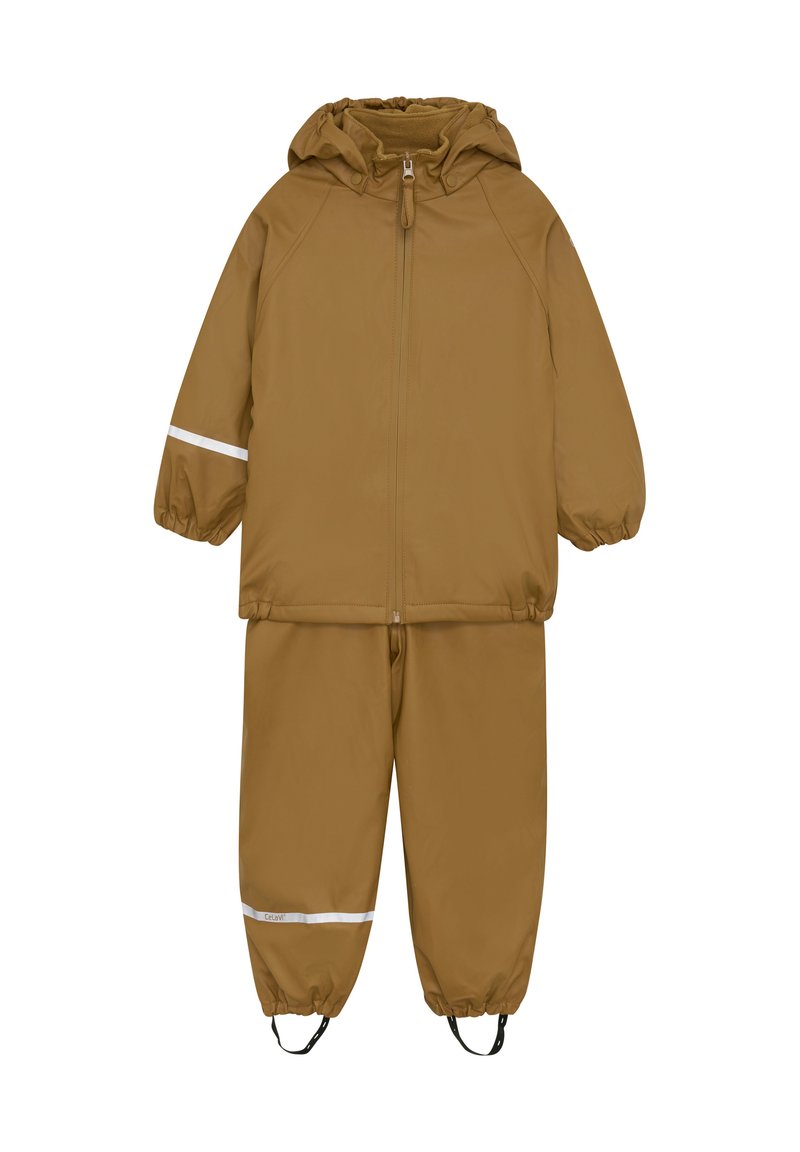 Bruine waterdichte twee-delige outfit met een capuchonjack en broek. Inclusief elastische manchetten, reflecterende stripes en verstelbare enkelriemen.