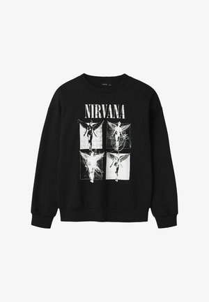 Črna kapuca s grafičnim tiskom štirih figur z krili, obdanih s tekstom "NIRVANA" v debelih belih črkah na vrhu.