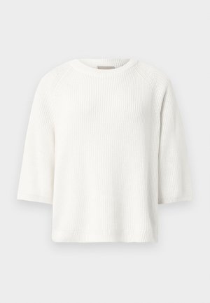 Biały krótki sweter z dzianiny o prążkowanej fakturze i zaokrąglonym dekolcie; charakteryzuje się luźnym krojem i fasonem z rękawami raglanowymi.