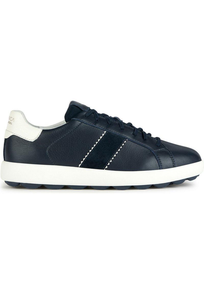 Marineblaue Ledersneaker mit weißen Akzenten, ausgestattet mit einem Wildlederspitzem, runder Zehenform, flacher Sohle und flachen Schnürsenkeln. Texturiertes Obermaterial und geriffelte Sohle.